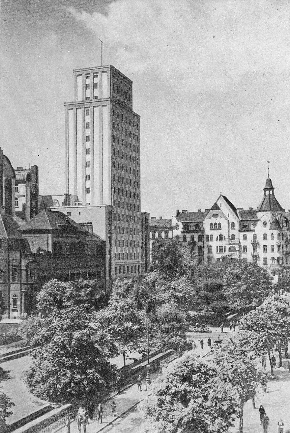 Plac Napoleona w Warszawie z gmachem Prudential — fotografia sprzed 1939 roku, tętniące życiem centrum miasta