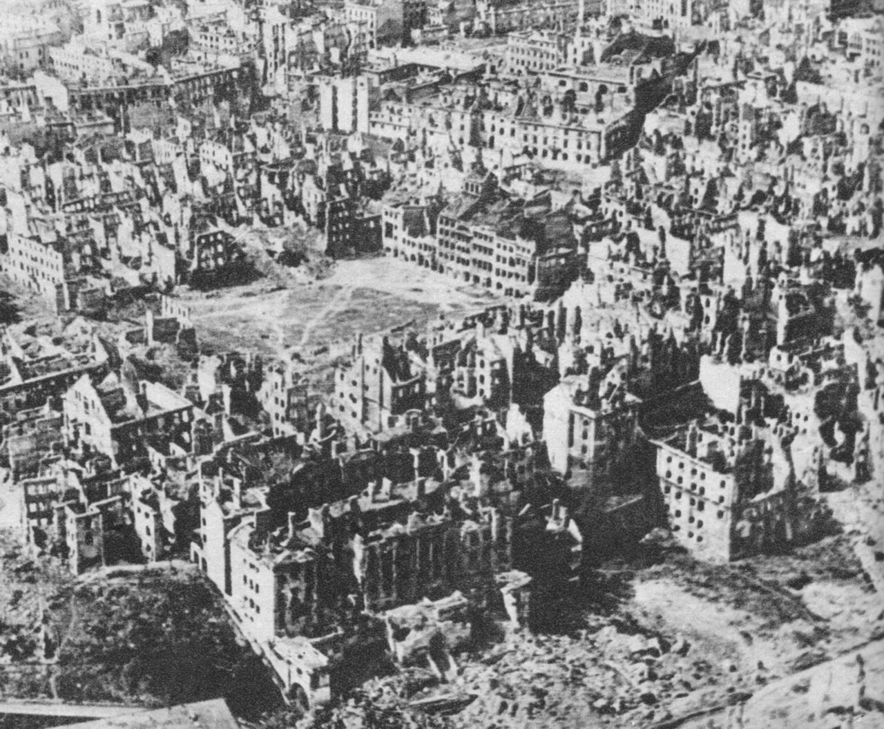 Widok z lotu ptaka na zniszczone Śródmieście Warszawy z wypaloną wieżą gmachu Prudential — styczeń 1945 roku
